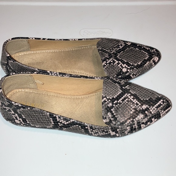 Old Navy Women’s Size 8 Snake Print Pointy Toe Loafer - Picture 2 of 3